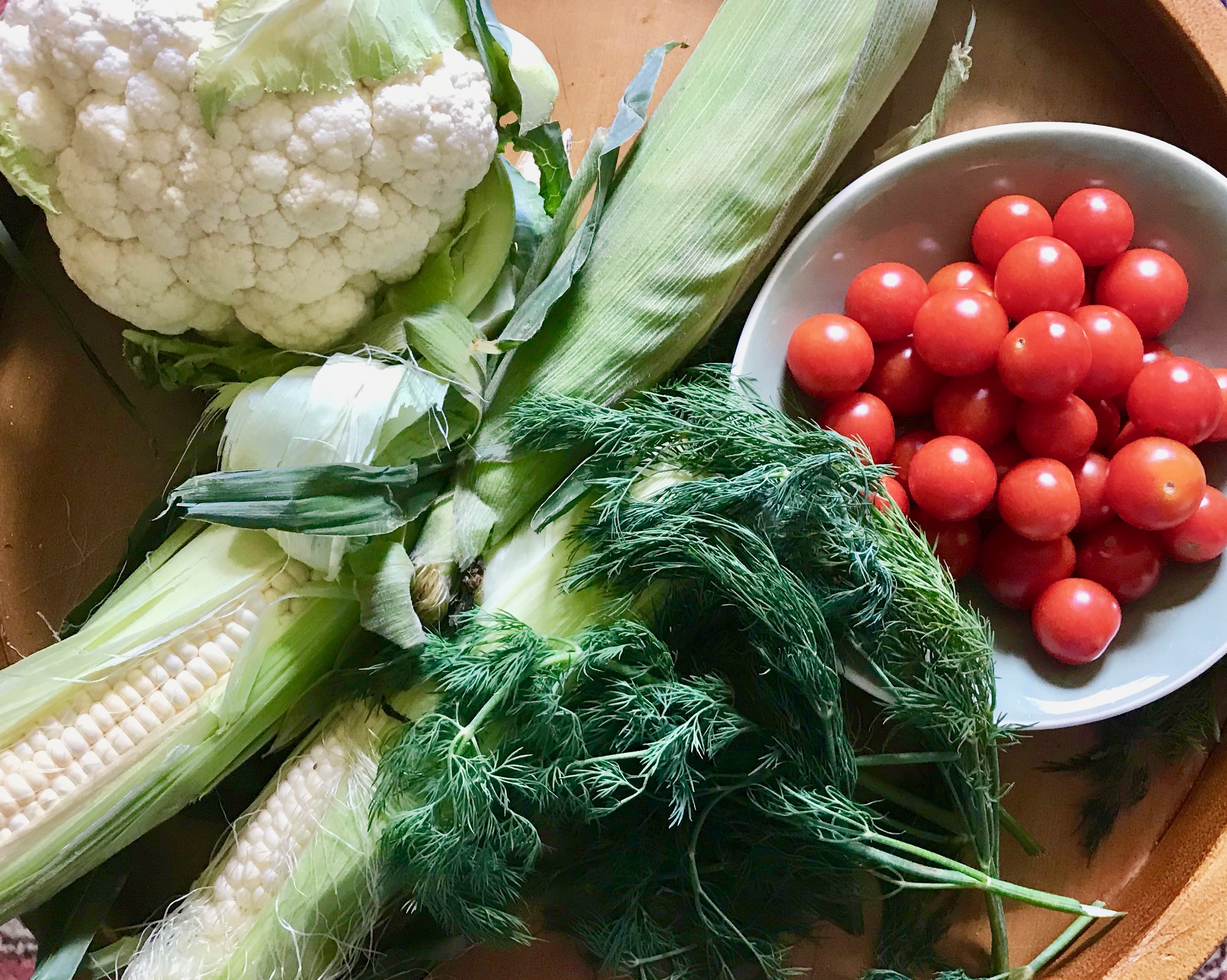 ingredients of cauliflower corn tomato salad